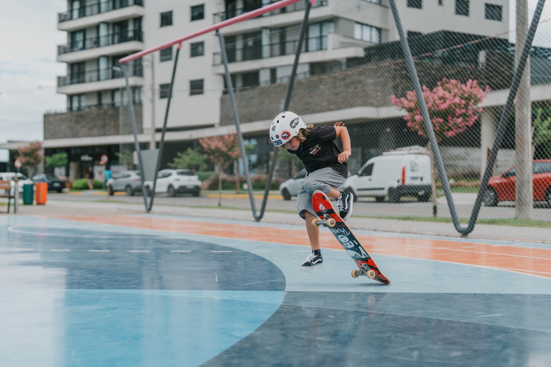 Criança andando de skate na pista do Parque Una