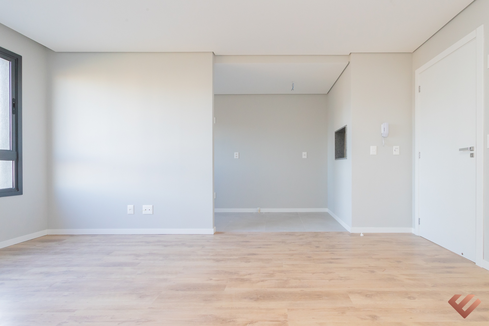 Living integrado com piso laminado claro
