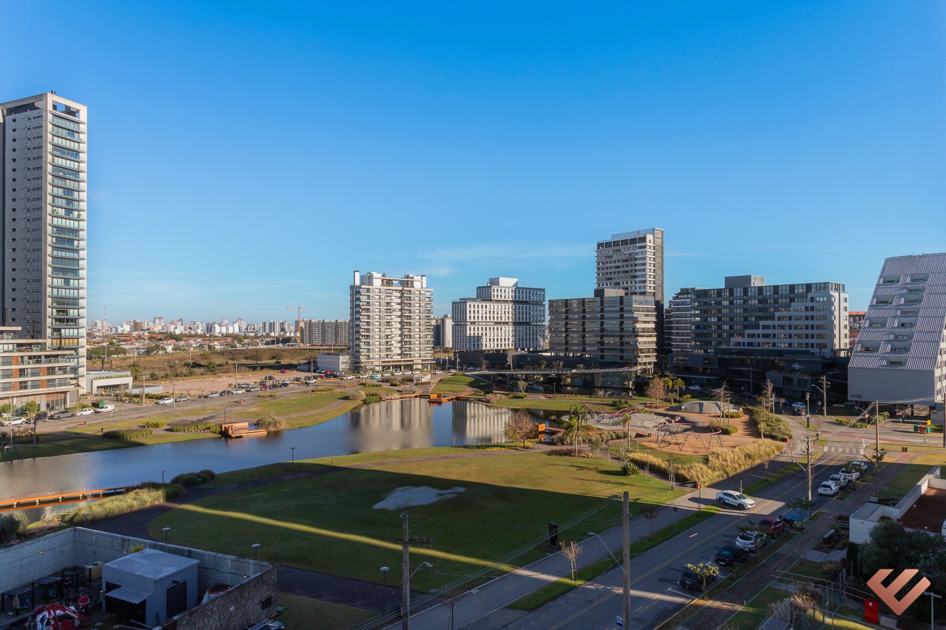 Vista panorâmica do Parque Una com o lago, vista a partir da sala do Volver 703