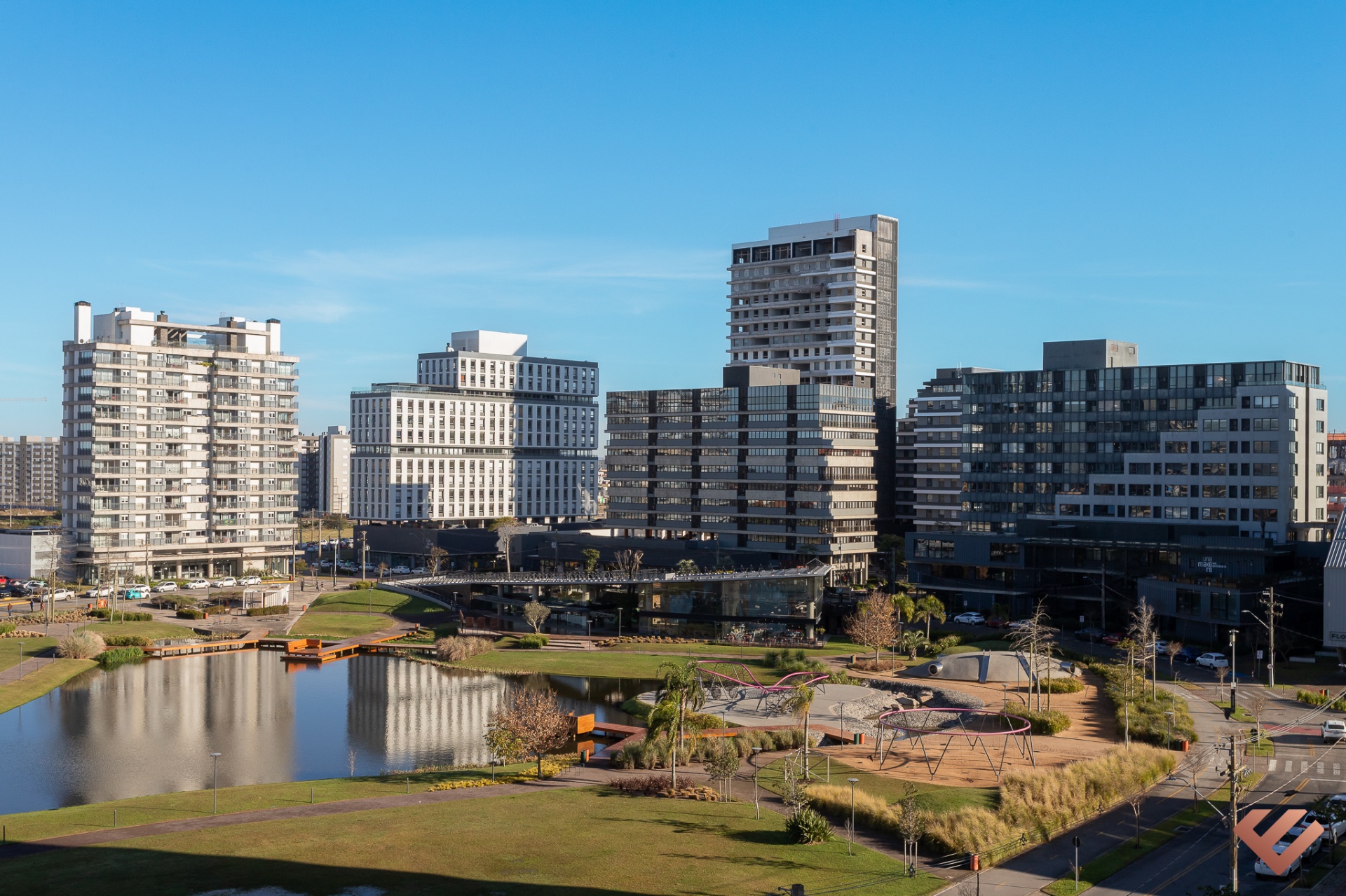 Panorama do Parque Una com o lago visto do apartamento