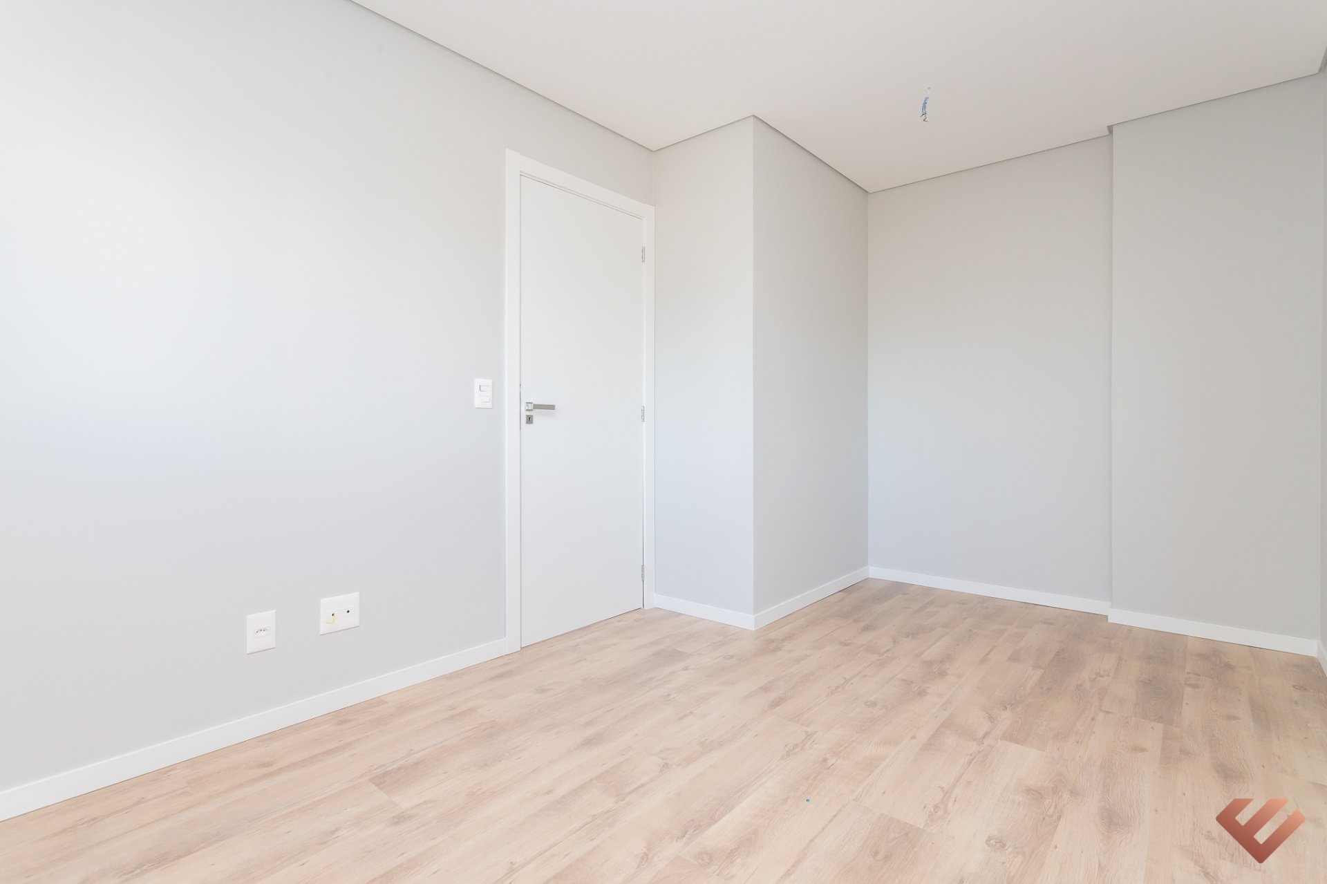 Segundo dormitório com piso laminado