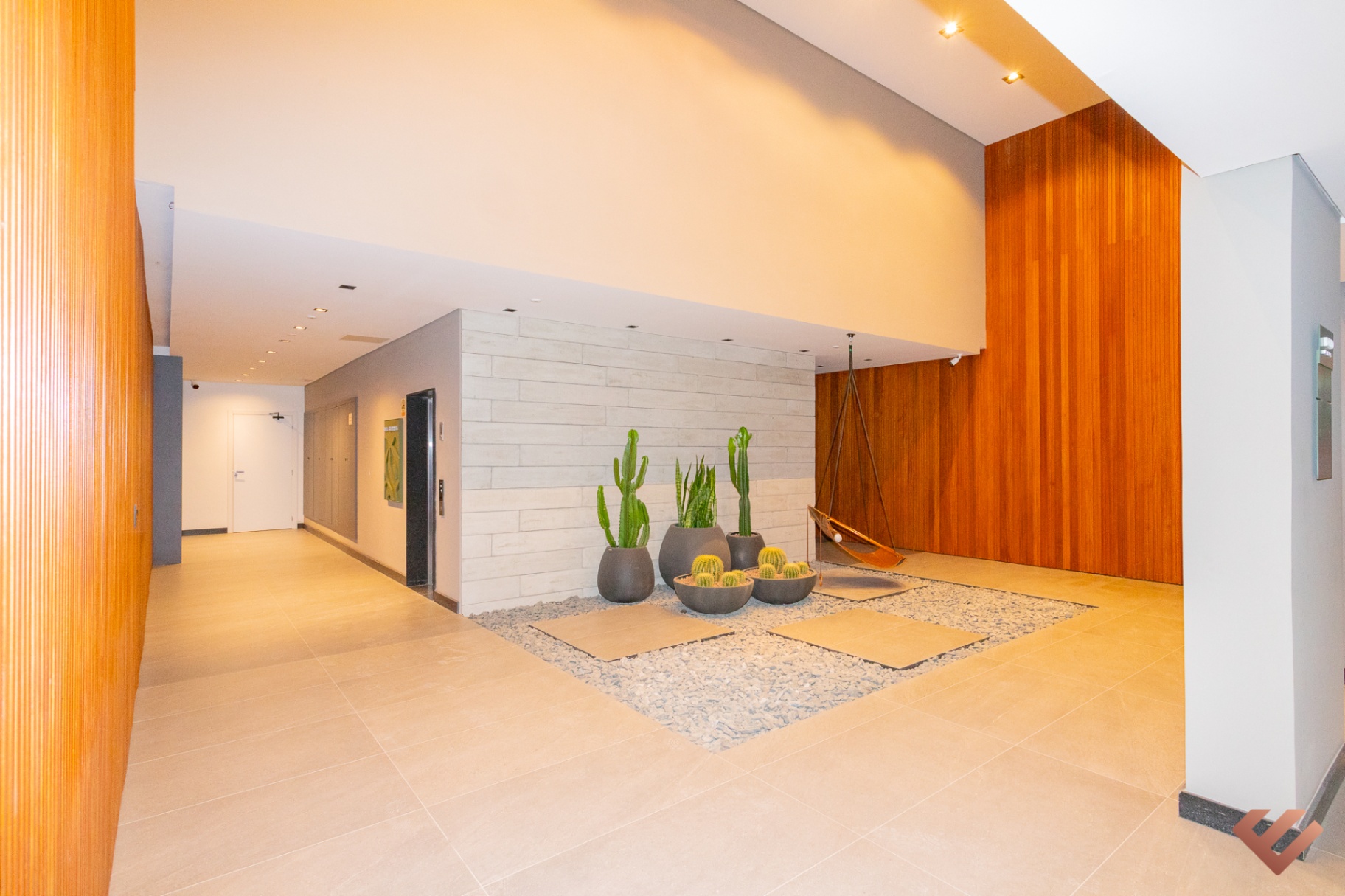 Hall de entrada com jardim de cactos