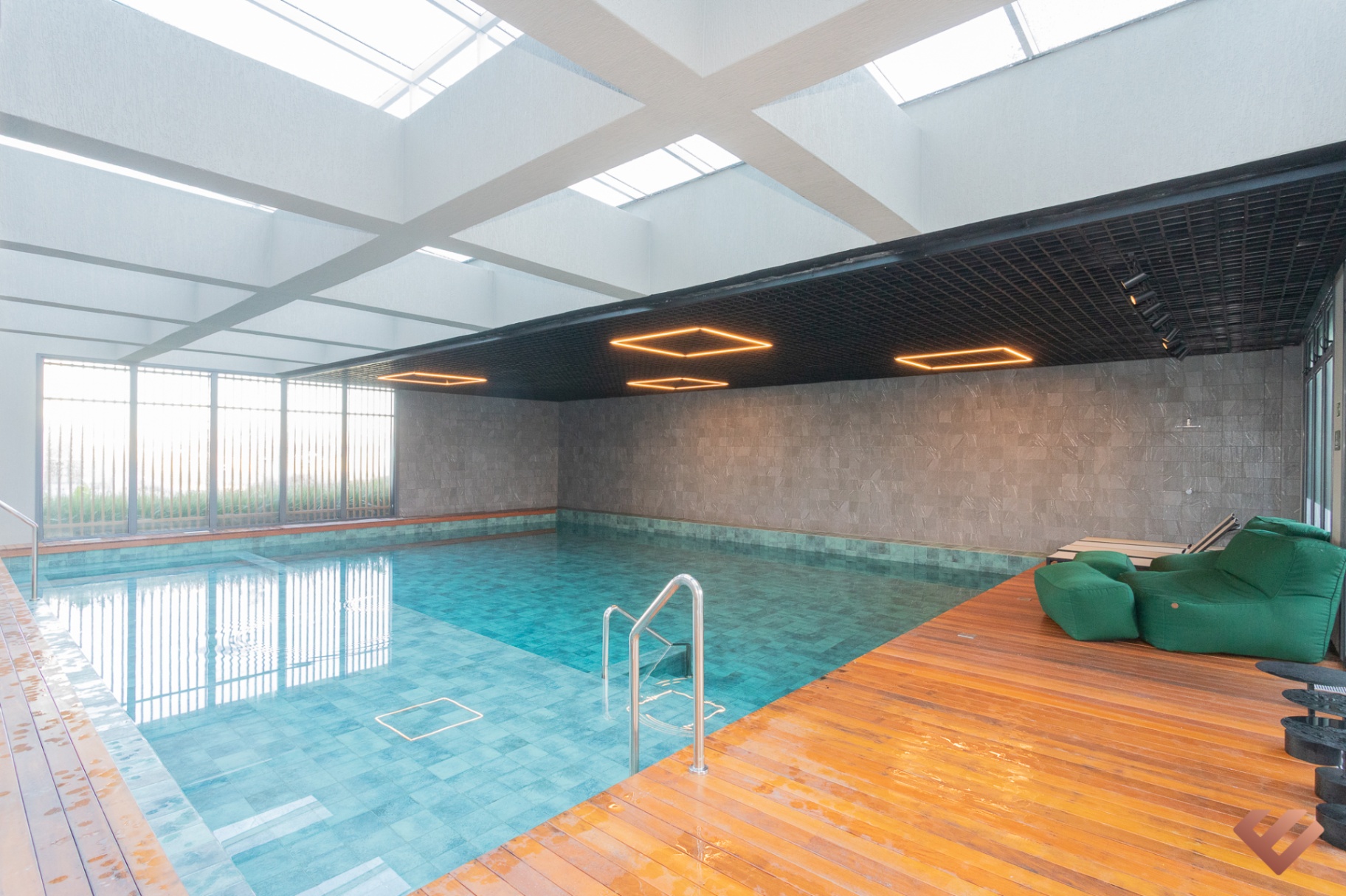 Piscina aquecida com claraboias