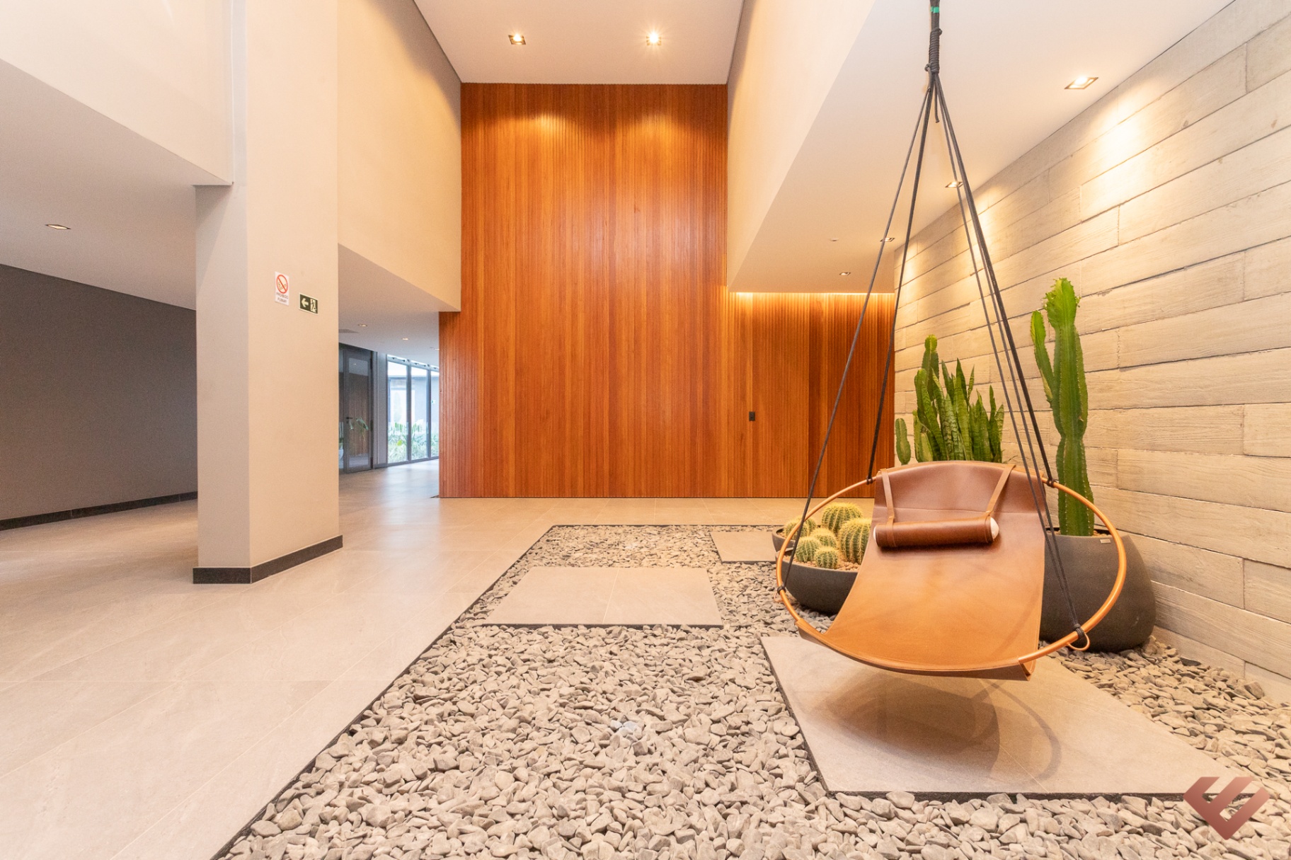 Lounge com balanço suspenso e parede em madeira