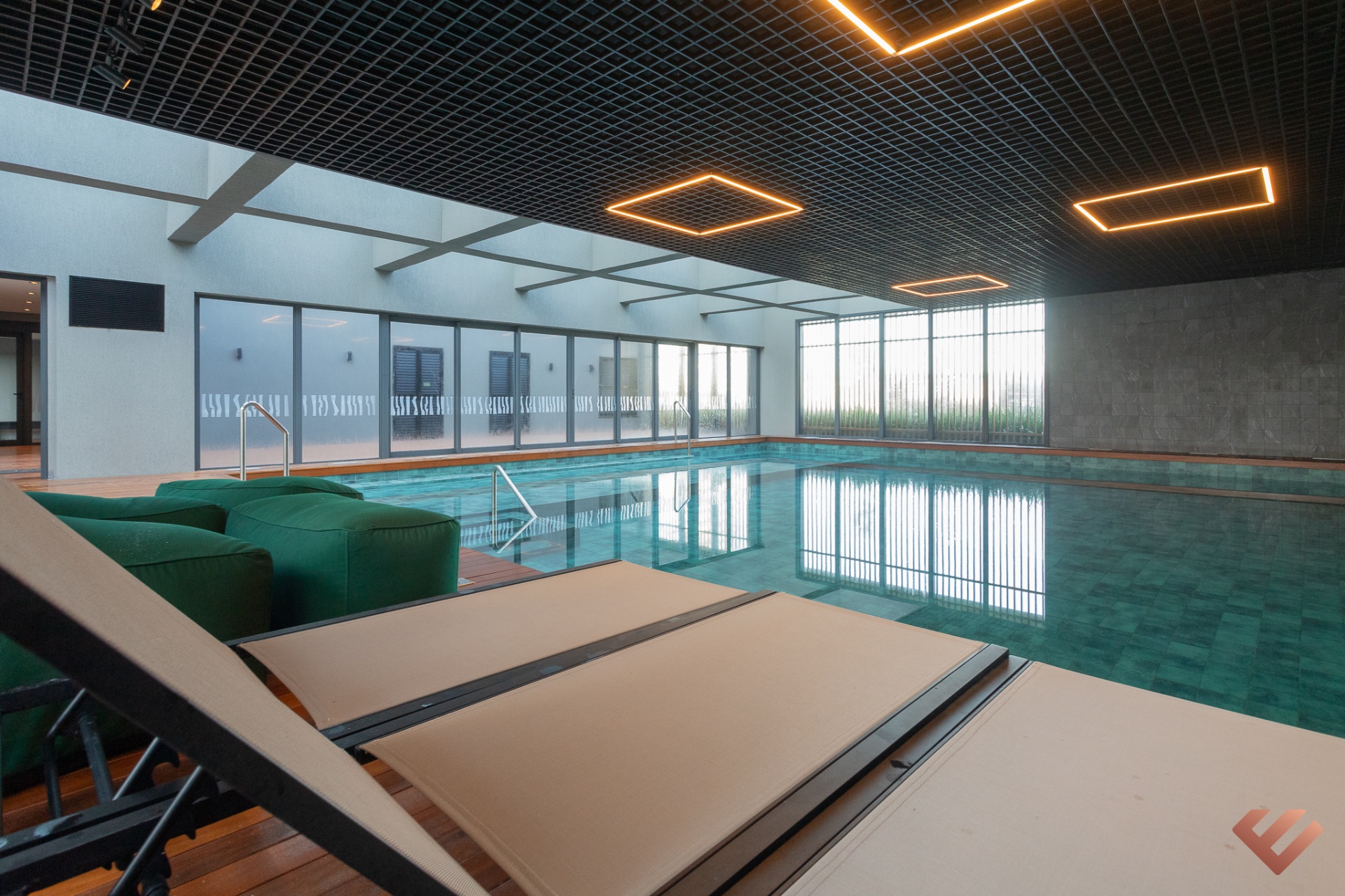 Deck da piscina com espreguiçadeiras